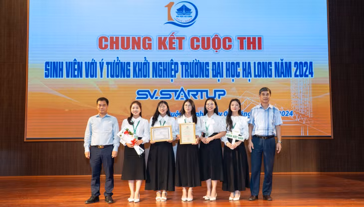Nhóm sinh viên đến từ Khoa Sư phạm xuất sắc đạt giải Nhất Cuộc thi với ý tưởng “Công ty Cổ phần Đầu tư và Phát triển Giáo dục NUHA Việt Nam”.
