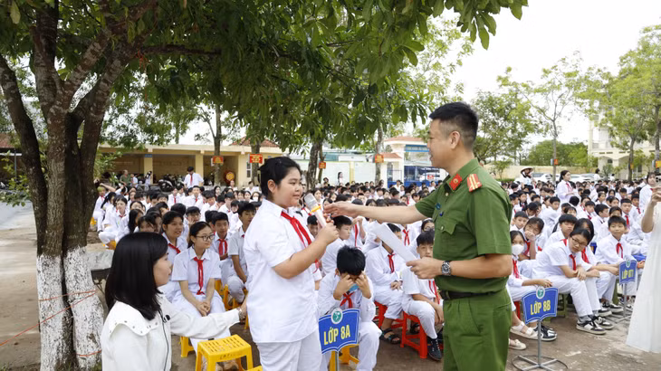 Hoạt động ngoại khóa “Tuyên truyền, giáo dục bảo đảm trật tự ATGT trong trường học năm học 2024-2025” tại Trường THCS Hải Hoà (TP Móng Cái). Ảnh: Trần Tương (CTV)