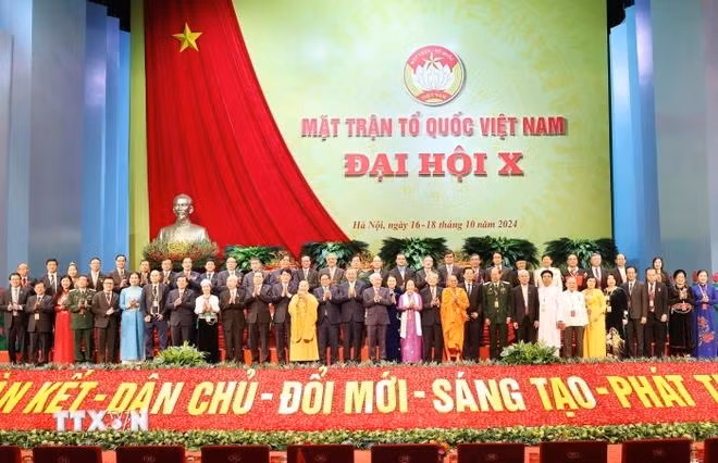 Lãnh đạo Đảng, Nhà nước chụp ảnh chung với các đại biểu. (Ảnh: TTXVN)