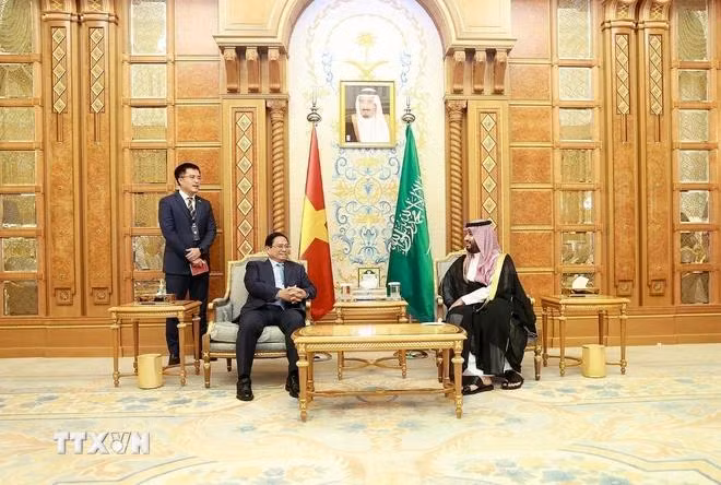 Thủ tướng Phạm Minh Chính gặp Hoàng Thái tử kiêm Thủ tướng Vương quốc Saudi Arabia Mohammed Bin Salman. (Ảnh: Dương Giang/TTXVN)