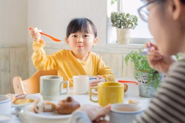 Cho trẻ ăn dặm quá sớm, ăn dặm không đúng cách, sử dụng thực phẩm không lành mạnh ảnh hưởng tới hệ tiêu hóa của trẻ. Ảnh minh họa.