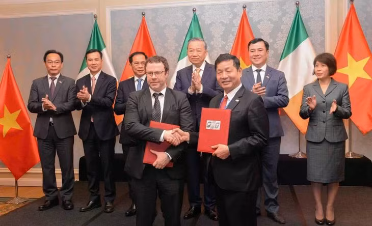 Chủ tịch Tập đoàn FPT Trương Gia Bình và Giáo sư Cathal Gurrin, trao văn kiện hợp tác.
