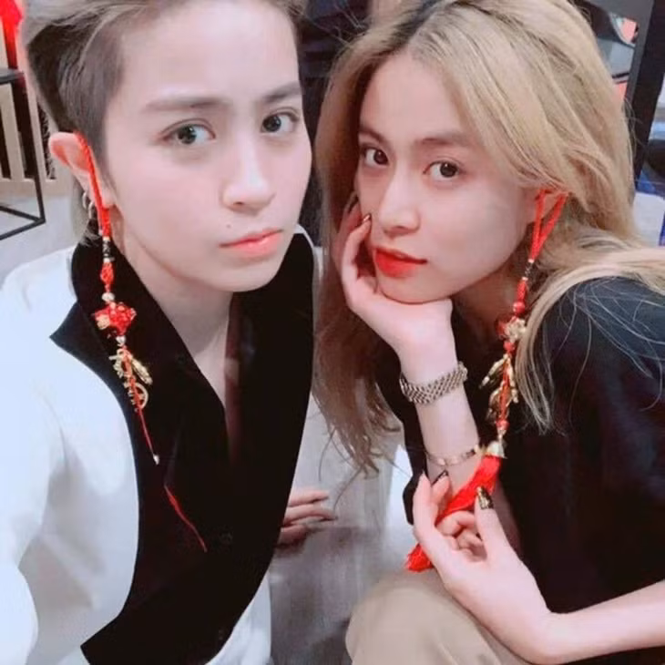 Gil Lê và Hoàng Thùy Linh từng khiến công chúng xôn xao với những hình ảnh thân thiết và tin đồn sống chung. Tuy nhiên, từ đầu năm 2023, đã xuất hiện dấu hiệu cho thấy mối quan hệ này đã rạn nứt.