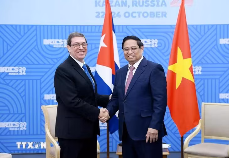 Thủ tướng Phạm Minh Chính tiếp Bộ trưởng Ngoại giao Cuba Bruno Rodriguez Parrilla. (Ảnh: Dương Giang/TTXVN)