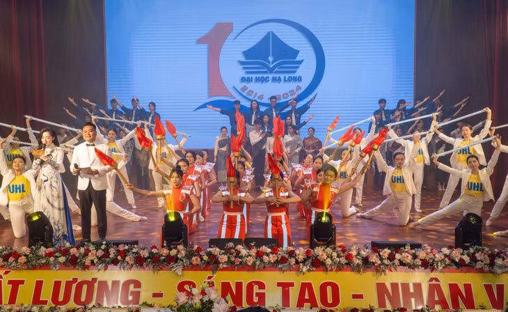 Chương trình văn nghệ đặc biệt chào mừng kỷ niệm 10 năm thành lập Trường Đại học Hạ Long.