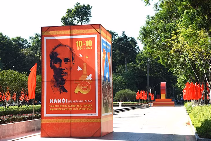 Lời dạy của Chủ tịch Hồ Chí Minh được đưa lên áp phích khổ lớn tại nhiều nơi ở thành phố Hà Nội.