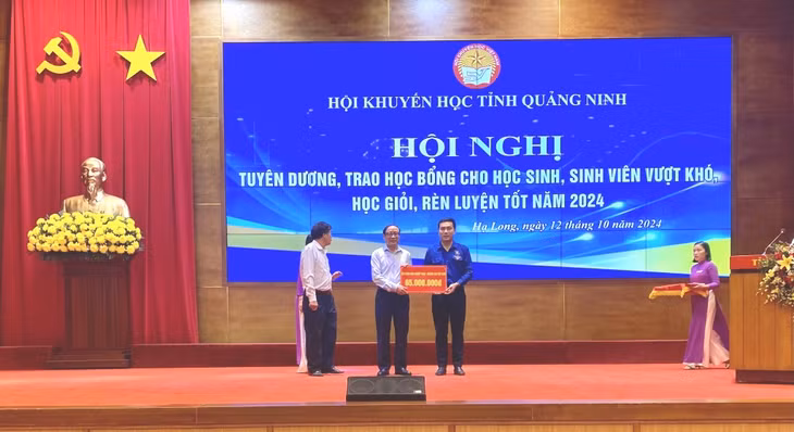 Thường trực Hội Khuyến học Quảng Ninh tiếp nhận ủng hộ Quỹ Khuyến học tỉnh.