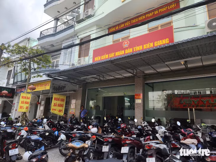 Từ tháng 4 đến nay, ông Phạm Đình Chiến bị điều về Viện KSND tỉnh Kiên Giang làm nhân viên - Ảnh: BỬU ĐÁU