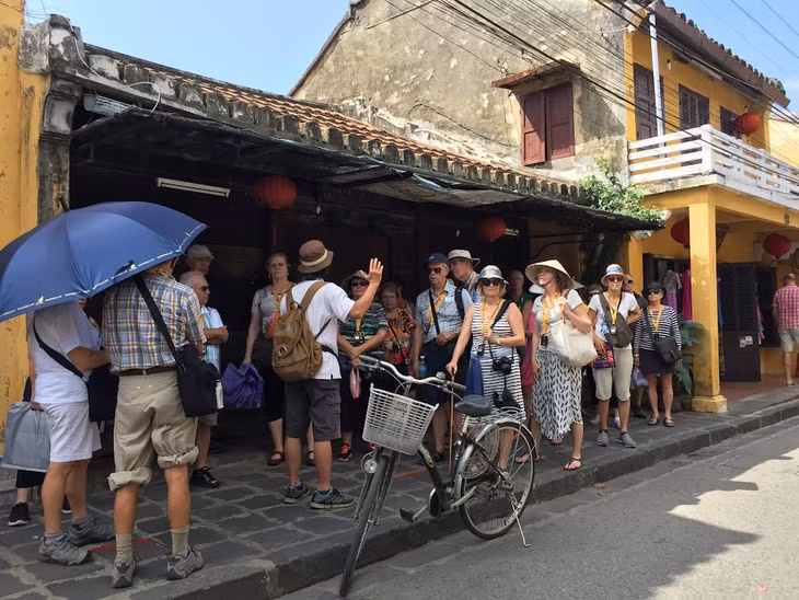 Du khách nước ngoài rất thích đến Việt Nam để tìm hiểu lịch sử, văn hóa.
