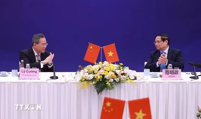 Thủ tướng Phạm Minh Chính và Thủ tướng Trung Quốc Lý Cường tại Tọa đàm doanh nghiệp Việt Nam-Trung Quốc. (Ảnh: Dương Giang/TTXVN)