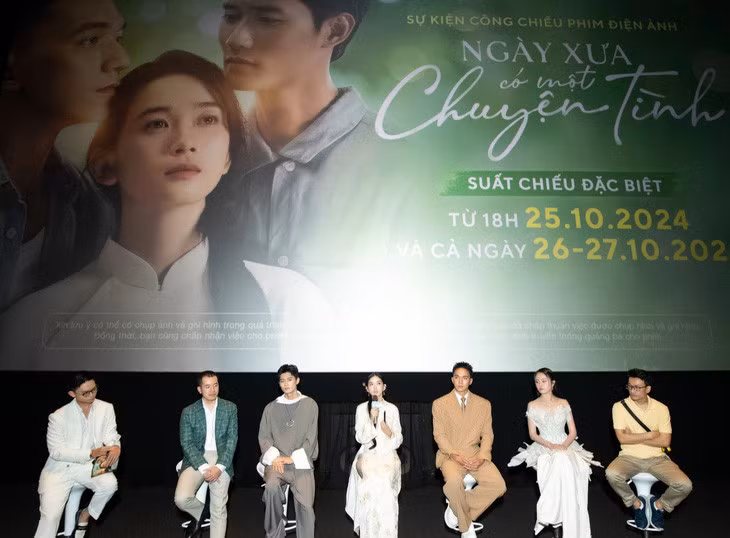 Đoàn phim Ngày xưa có một chuyện tình gặp gỡ báo chí sau suất chiếu đầu tiên