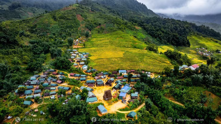 Cách trung tâm thành phố Kon Tum khoảng 115km theo đường tỉnh 672, làng Lê Toan (hay còn gọi là Lê Toàn) nằm “ẩn mình” dưới núi Ngọc Linh, mang vẻ đẹp hoang sơ, chưa nhiều người biết đến. Ảnh: Đô Đô.