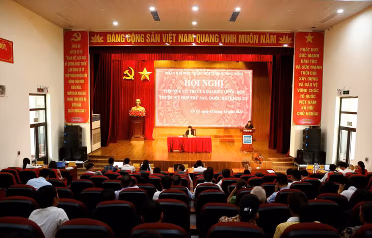 Đồng chí Nguyễn Thị Thu Hà, Phó trưởng Đoàn ĐBQH tỉnh Quảng Ninh tiếp xúc cử tri tại huyện Cô Tô trước Kỳ họp thứ 6, Quốc hội khóa XV. Ảnh: Thu Cúc (Trung tâm TT-VH Cô Tô)