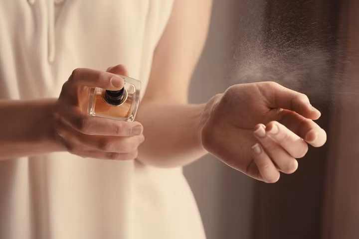 Cổ tay là nơi lý tưởng để xịt nước hoa.
