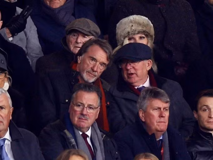 Jim Ratcliffe và Alex Ferguson (đeo khăn đỏ) nói chuyện với nhau trong trận Man Utd hòa Tottenham 2-2 hồi tháng 1/2024. Ảnh: Reuters.