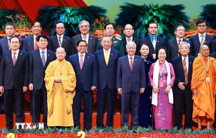 Lãnh đạo Đảng, Nhà nước chụp ảnh chung với các đại biểu. (Ảnh: TTXVN)