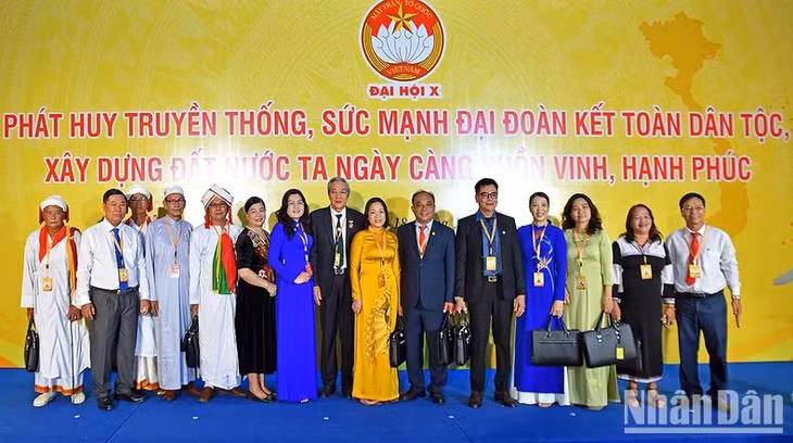 Các đại biểu chụp ảnh lưu niệm bên hành lang Đại hội.