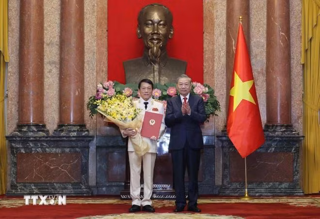 Tổng Bí thư, Chủ tịch nước Tô Lâm trao quyết định thăng quân hàm Đại tướng đối với Thượng tướng Lương Tam Quang, Ủy viên Bộ Chính trị, Bí thư Đảng ủy Công an Trung ương, Bộ trưởng Bộ Công an. (Ảnh: Lâm Khánh/TTXVN)