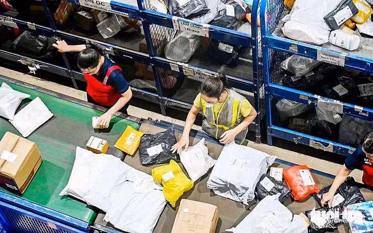 Mua hàng trên các nền tảng TMĐT Trung Quốc như Temu, Taobao và 1688 được nhập về giao đến tay khách hàng - Ảnh: BÔNG MAI