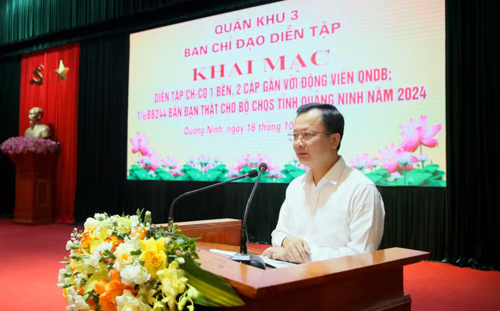 Đồng chí Cao Tường Huy, Phó Bí thư Tỉnh ủy, Chủ tịch UBND tỉnh phát biểu tại buổi khai mạc Diễn tập Chỉ huy - Cơ quan 1 bên, 2 cấp gắn với động viên quân nhân dự bị và bắn đạn thật năm 2024.