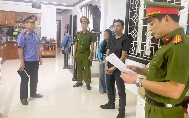 Võ Thanh Phục (áo đen) bị bắt để điều tra hành vi “Tham ô tài sản“. Ảnh: CACC