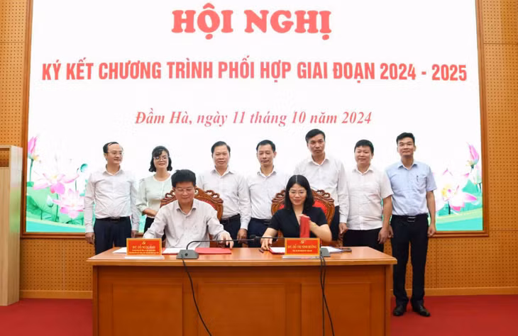 Huyện ủy Đầm Hà và Hội Nông dân tỉnh ký kết chương trình phối hợp giai đoạn 2024-2025. Ảnh: Thanh Nga (CTV)