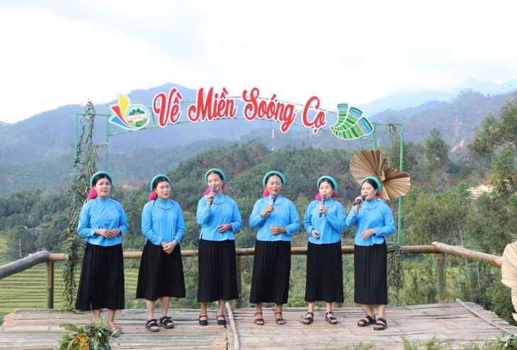 Người dân xã Đại Dực hòa mình vào không khí vui tươi của ngày hội mùa vàng.