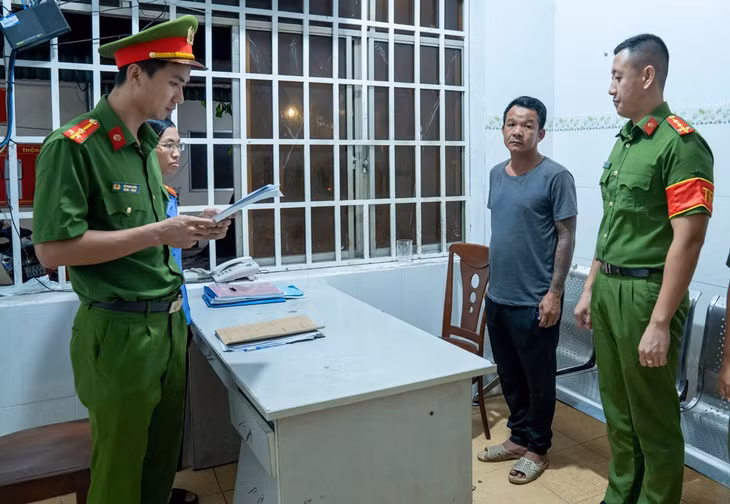 Cơ quan điều tra tống đạt các quyết định, lệnh bắt tạm giam đối với tài xế Nguyễn Hữu Phước. Ảnh: Quang Hưng
