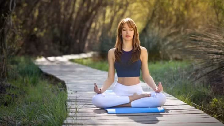 Hướng dẫn cách thiền để giảm cân. Ảnh: Theo Healthshots