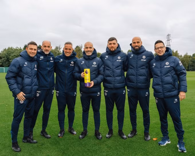 Maresca (giữa) mừng giải HLV hay nhất tháng bên ê-kíp trợ lý ở Chelsea ngày 11/10. Ảnh: Chelsea FC