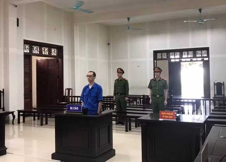 Bị cáo Zhang Yu (quốc tịch Trung Quốc) bị TAND tỉnh Quảng Ninh tuyên phạt 5 tháng tù giam về tội "Vận chuyển trái phép tiền tệ qua biên giới ".