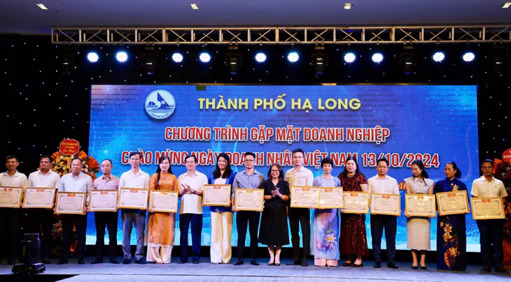 Thay mặt cho Hiệp hội Doanh nghiệp vừa và nhỏ Việt Nam, lãnh đạo TP Hạ Long và đại diện Liên đoàn Thương mại và Công nghiệp Việt Nam khen thưởng cho các tập thể, cá nhân có thành tích xuất sắc trong hoạt động xây dựng và phát triển Hiệp hội Doanh nghiệp TP Hạ Long.