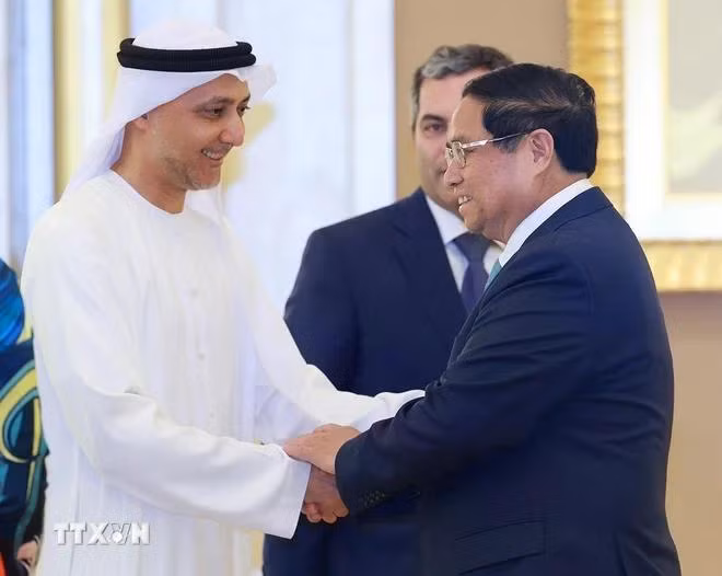 Thủ tướng Phạm Minh Chính tiếp đại diện một số tập đoàn hàng đầu của UAE. (Ảnh: Dương Giang/TTXVN)