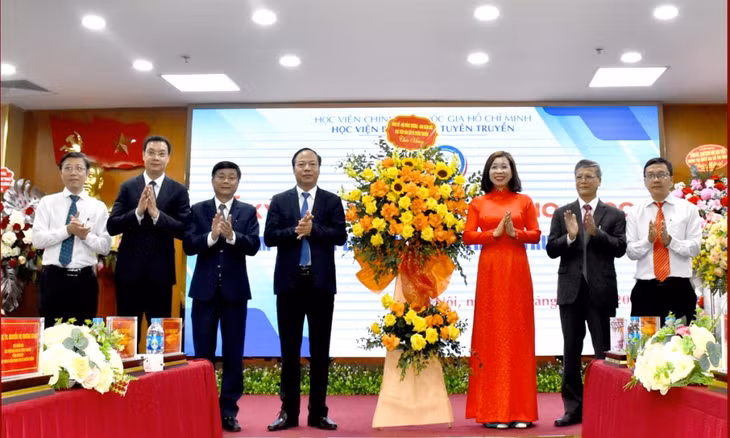 Lãnh đạo Học viện Báo chí và Tuyên truyền tặng hoa chúc mừng 30 năm thành lập Tạp chí LLCT&amp;TT.