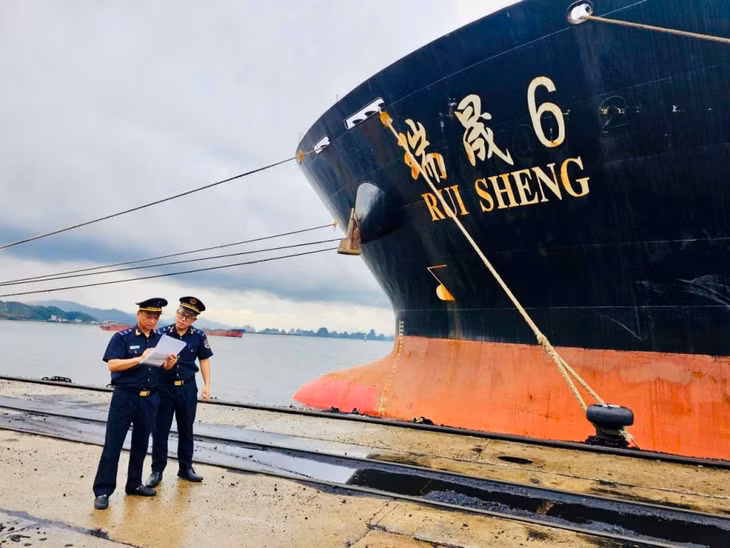 Công chức Chi cục Hải quan cửa khẩu cảng Cẩm Phả thực hiện giám sát hải quan đối với các tàu XNK. Ảnh do đơn vị cung cấp