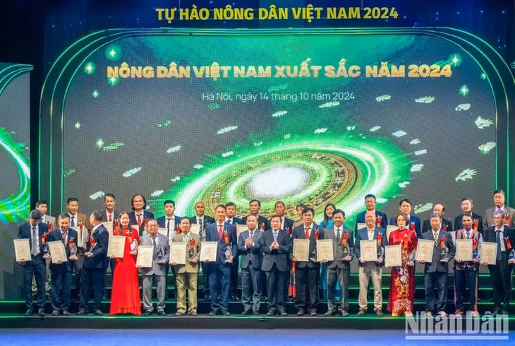 Trao Biểu trưng và Giấy chứng nhận cho các Hợp tác xã nông nghiệp tiêu biểu.