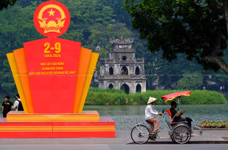 Bất kỳ ai khi đến với Hồ Gươm, chắc chắn việc đầu tiên sẽ là kiếm tìm hình bóng Tháp Rùa xem nó nằm đâu giữa hồ nước rộng lớn đó. Thoáng ẩn hiện, lấp ló sau những tán lá cây ven hồ dưới những bức ảnh, ngọn tháp lại càng thêm cuốn hút những ai được một lần đặt chân đến Thủ đô.