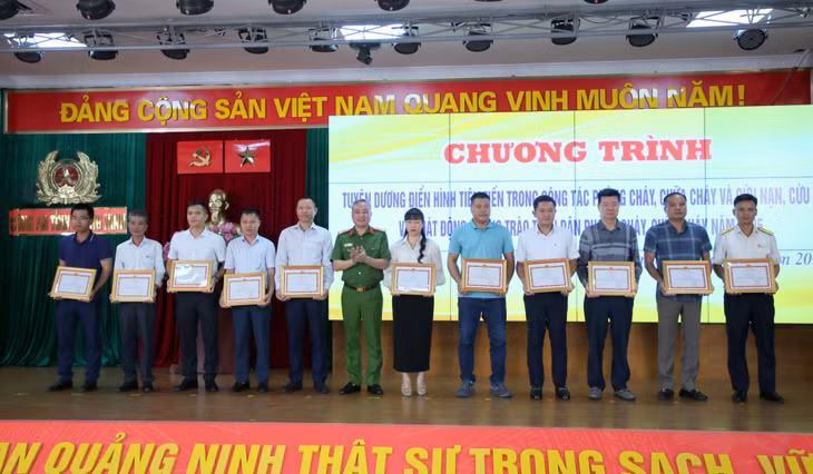 Công an tỉnh tuyên dương các tập thể có thành tích xuất sắc trong công tác bảo đảm an toàn PCCC, cứu nạn, cứu hộ và phong trào "Toàn dân PCCC" trên địa bàn tỉnh năm 2024.