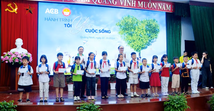 ... và học bổng cho các em học sinh.