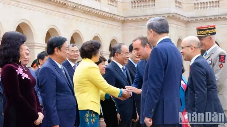Lễ đón chính thức Tổng Bí thư, Chủ tịch nước Tô Lâm cùng Đoàn đại biểu cấp cao Việt Nam thăm chính thức Cộng hòa Pháp diễn ra trọng thể tại Điện Invalides, thủ đô Paris.