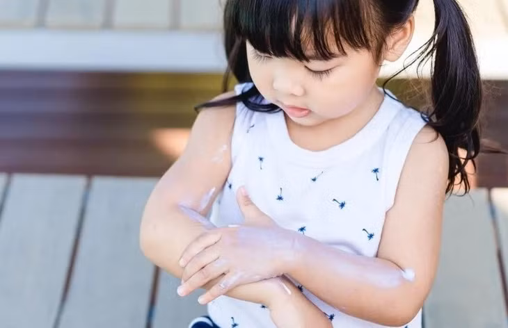 Nhiều thói quen sai lầm của cha mẹ có thể khiến làn da của trẻ nhỏ gặp "nguy hiểm". Ảnh minh họa: Shutterstock.
