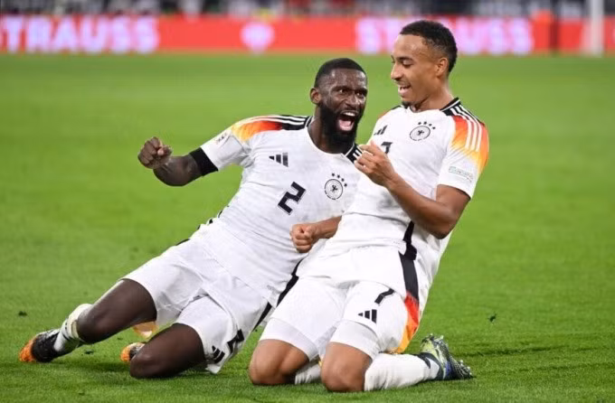 Leweling (phải) chia vui cùng Rudiger trong trận Đức 1-0 Hà Lan tối 14/10. Ảnh: AFP