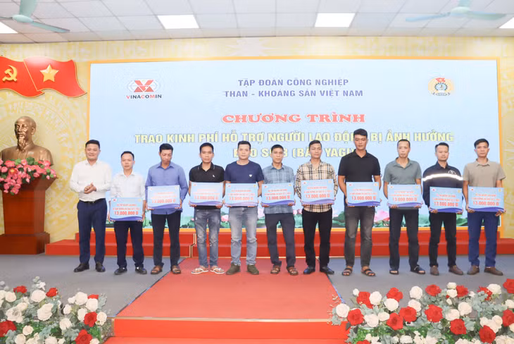 Lãnh đạo Công ty trao hỗ trợ cho các gia đình CNLĐ bị thiệt hại do bão số 3.