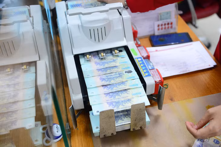 Lãi suất thấp, tăng trưởng huy động tiền gửi thấp hơn so với cùng kỳ năm ngoái - Ảnh: QUANG ĐỊNH