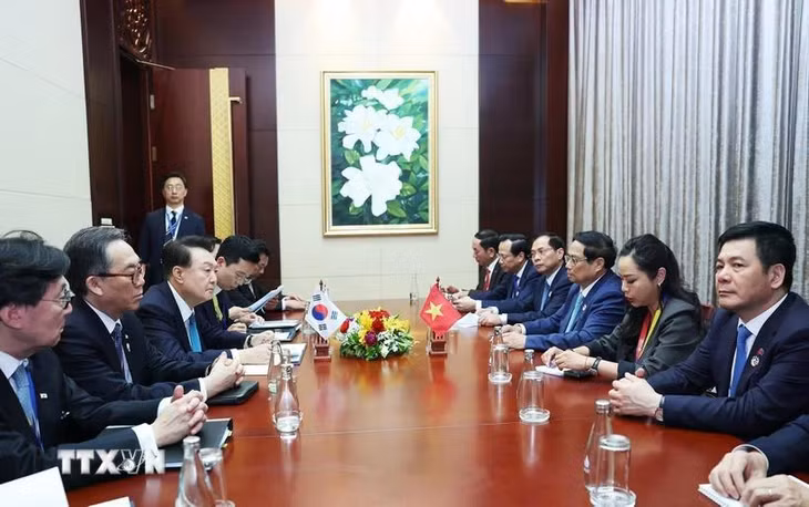 Thủ tướng Phạm Minh Chính gặp Tổng thống Hàn Quốc Yoon Suk Yeol. (Ảnh: Dương Giang/TTXVN)