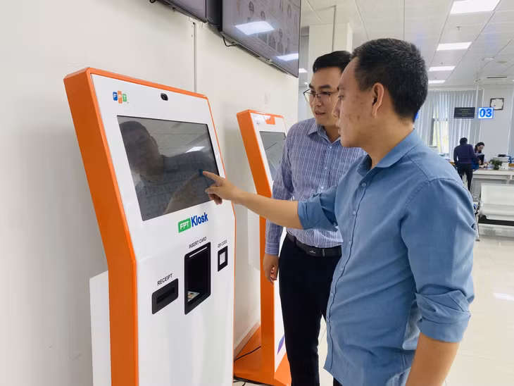 Trung tâm Phục vụ hành chính công tỉnh triển khai kiosk thông minh thực hiện TTHC trực tuyến.