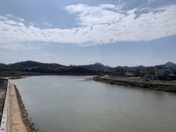 Hệ thống đê, kè, đập chứa nước được huyện gia cố đảm bảo kỹ thuật cao nhất.