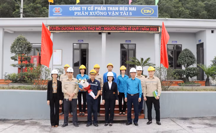 Anh được Đảng ủy Công ty tuyên dương gương Người Thợ mỏ- Người Chiến sĩ.