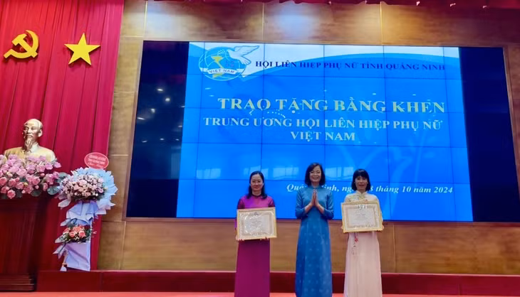 Lãnh đạo Hội LHPN tỉnh trao Bằng khen của Trung ương Hội LHPN Việt Nam cho 2 cán bộ Hội chuyên trách có nhiều thành tích xuất sắc trong phong trào phụ nữ.