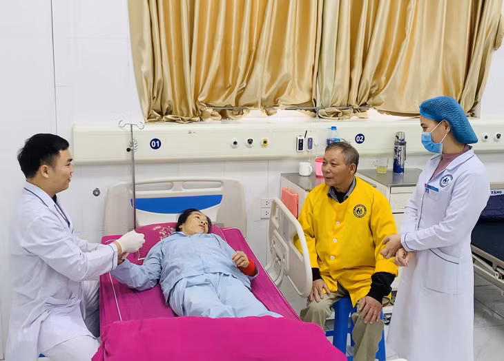 Điều dưỡng viên Phòng Điều dưỡng (Bệnh viện LK-PHCN tỉnh) thăm hỏi, chăm sóc bệnh nhân.